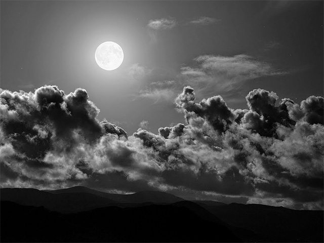 Mơ thấy mây đen và trăng tròn