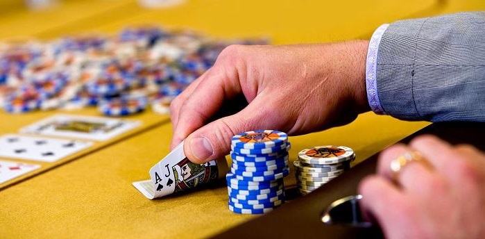 Cách chơi poker 3 lá đơn giản nhất là gì?